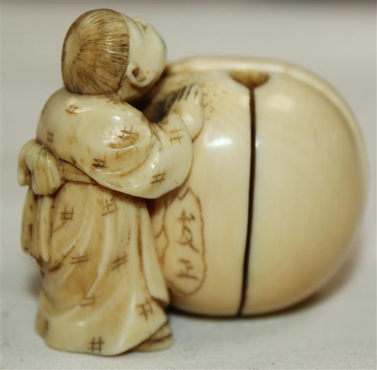 A Japanese ivory netsuke, Meiji period, 3.7 cm